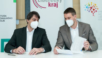 Petr Dobrovský, jednatel Agentury regionálního rozvoje Libereckého kraje, a Luboš Komárek, předseda klastrové organizace Nanoprogress, diskutují o jednotlivých bodech memoranda